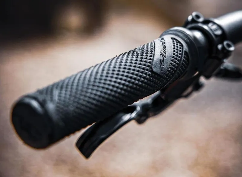 Lizard Skins Wasatch  Single-Clamp Lock-On MTB Grips - 136mm - Black-1